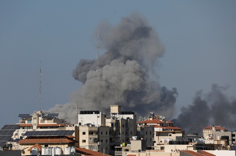 Khói bốc lên sau cuộc tấn công của Israel ở dải Gaza, ngày 12-10 - Ảnh: REUTERS Khói bốc lên sau cuộc tấn công của Israel ở Dải Gaza, ngày 12-10 - Ảnh: REUTERS