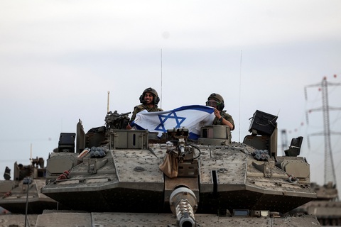 Binh sĩ Israel trên một chiếc xe tăng gần biên giới giữa Israel và dải Gaza, ở phía nam Israel, ngày 12-10 - Ảnh: REUTERS Binh sĩ Israel trên một chiếc xe tăng gần biên giới giữa Israel và Dải Gaza, ở phía nam Israel, ngày 12-10 - Ảnh: REUTERS