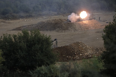 Israel bắn pháo về phía nhóm vũ trang Hezbollah ở phía nam Lebanon hôm 9-10 - Ảnh: AFP Israel bắn pháo về phía nhóm vũ trang Hezbollah ở phía nam Lebanon hôm 9-10 - Ảnh: AFP