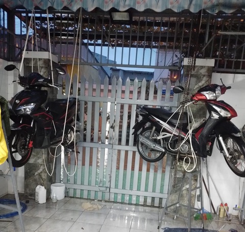 Dân Đà Nẵng chủ động, chính quyền ứng trực 24/24 đối phó ngập - Ảnh 2. Sau lần mưa lịch sử, người dân Đà Nẵng đã chủ động hơn khi nghe có mưa lớn - Ảnh: B.D