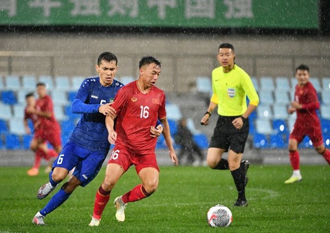 Việt Nam - Uzbekistan (hiệp 2) 0-1: Urunov mở tỉ số, Quang Hải chấn thương rời sân - Ảnh 1. Nguyễn Thái Sơn (16) tranh bóng với cầu thủ Uzbekistan - Ảnh: UFA