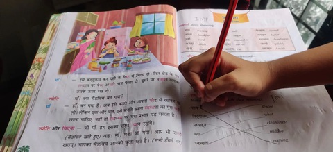 Ngôn ngữ nào khó học nhất thế giới? - Ảnh 2. Sách học tiếng Hindi (Ấn Độ) - Ảnh: INDIA TIMES