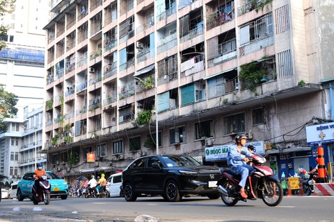 Ký túc xá trường Cao Thắng, 7 năm trông chờ chủ trương di dời - Ảnh 1. Trường cao đẳng Kỹ thuật Cao Thắng (gọi tắt Trường Cao Thắng) được UBND TP.HCM giao quản lý, sử dụng nhà ký túc xá từ tháng 2-1977 đến nay. Việc sinh sống của các hộ gia đình do lịch sử để lại, bởi sau ngày giải phóng, một số cán bộ giáo viên từ miền Bắc có quyết định về trường công tác, được trường bố trí tạm ở tại đây - Ảnh: PHƯƠNG NHI
