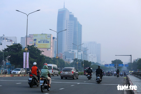 TP.HCM mờ ảo trong mù và mây - Ảnh 6. Bầu trời TP.HCM tới 8h sáng vẫn còn mù mờ