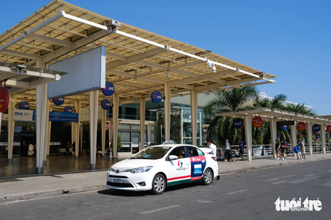 Xử phạt nhiều vụ, nạn xe dù chặt chém khách sân bay đã giảm? - Ảnh 1. Taxi hoạt động đưa đón khách tại sân bay quốc tế Đà Nẵng - Ảnh: TẤN LỰC