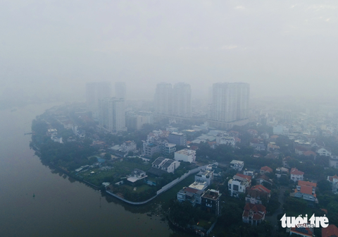 TP.HCM mờ ảo trong mù và mây - Ảnh 3. Một góc khu vực phường Thảo Điền, TP Thủ Đức mờ mịt