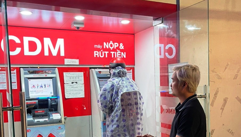 Rình ở cây ATM để ‘làm xiếc’ lấy mã giao dịch, mã OTP, rút tiền của khách hàng - Ảnh 1. Nghi phạm bị trinh sát hình sự phát hiện khi đang thực hiện hành vi tại một cây ATM - Ảnh: H.B.