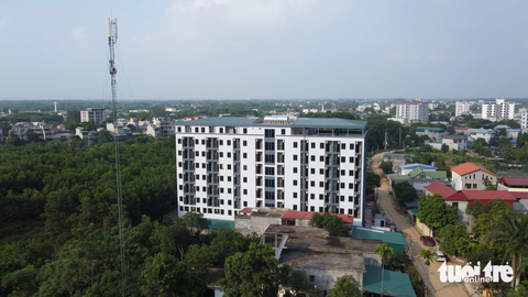 Chung cư mini gần 200 phòng ngủ ngang nhiên xây sai phép, Chủ tịch Hà Nội chỉ đạo nóng - Ảnh 1. Căn chung cư mini có quy mô 9 tầng với gần 200 căn hộ được cho là xây sai phép tại huyện Thạch Thất, Hà Nội - Ảnh: QUANG THẾ