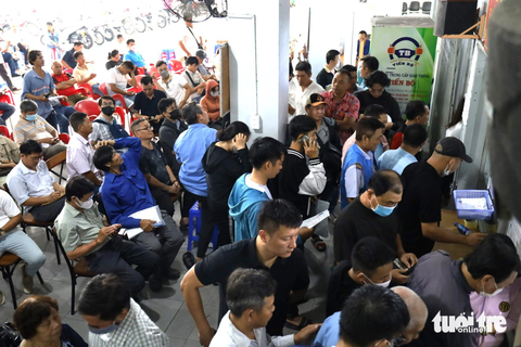 Dân TP.HCM đổ xô đi đổi bằng lái, các điểm tiếp nhận 'nghẹt thở' - Ảnh 1. Người dân chen chúc trước điểm nộp hồ sơ đổi bằng lái xe số 111 Tân Sơn Nhì (quận Tân Phú) - Ảnh: NGỌC QUÝ