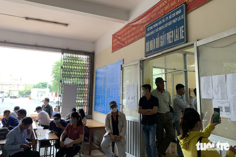 Dân TP.HCM đổ xô đi đổi bằng lái, các điểm tiếp nhận 'nghẹt thở' - Ảnh 3. Đến trưa, khu vực tiếp nhận hồ sơ đổi bằng lái xe tại số 8 Nguyễn Ảnh Thủ (quận 12) vẫn đông nghẹt người - Ảnh: PHƯƠNG NHI