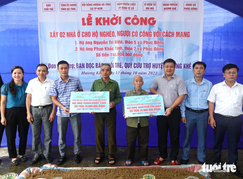 Báo Tuổi Trẻ trao tặng nhà vượt lũ cho dân nghèo Hà Tĩnh - Ảnh 1. Các hộ dân được trao tặng nhà tại buổi lễ khởi công - Ảnh: Đ.V.
