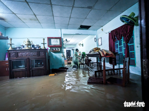 Lũ tràn ào ạt vào nhà, sofa, tủ lạnh lềnh bềnh trong nước - Ảnh 1. Nước lụt tràn vào nhà ông Nguyễn Công Thành, tổ 65 phường Hòa Khánh Nam, quận Liên Chiểu, chiều 13-10 - Ảnh: TẤN LỰC
