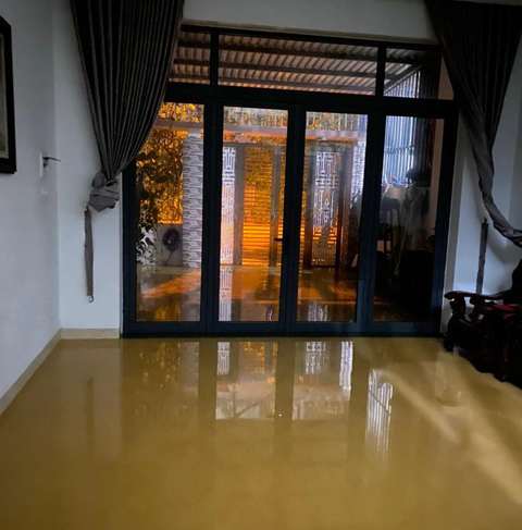 Dân Đà Nẵng chủ động, chính quyền ứng trực 24/24 đối phó ngập - Ảnh 5. Một ngôi nhà bị nước tràn vào nhưng sạch rác vì người dân có sự chủ động - Ảnh: B.D
