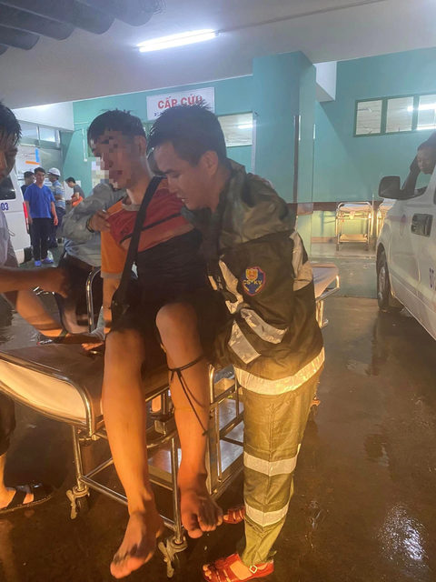 Ngập lụt ở Đà Nẵng: công an, bộ đội…dầm mình trong mưa lạnh ứng cứu người dân - Ảnh 4. Nam thanh niên bị rắn cắn được Công an phường Hòa Khánh Nam chở đến viện - Ảnh: H.B.