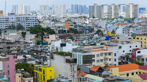 'Rối' với thuế đất phi nông nghiệp - Ảnh 1. Nhiều người bất ngờ nhận được thông báo đóng thuế đất phi nông nghiệp, nhiều người khác muốn đóng thuế mà không biết ở đâu - Ảnh: QUANG ĐỊNH