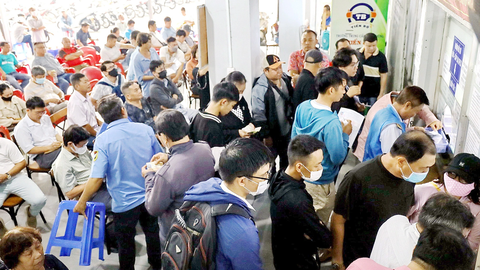 Chuyển đổi giấy phép lái xe sang thẻ nhựa: Chưa cần phải đổi ngay - Ảnh 1. Người dân chen chúc trước điểm nộp hồ sơ đổi bằng lái xe tại TP.HCM - Ảnh: NGỌC QUÝ