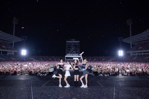 Hai đêm diễn của BlackPink ở Hà Nội thu về hơn 334 tỉ đồng - Ảnh 1. BlackPink đã đăng tải tấm ảnh "signature" tại Hà Nội mang phong cách đặc biệt của mỗi đêm nhạc Born Pink - Ảnh: BlackPink