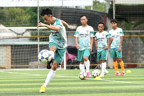 Giải bóng đá công nhân toàn quốc 2023 khu vực Bình Dương: Những "tuyển thủ" công nhân tranh tài - Ảnh 1. Đội Công đoàn Bình Phước tập luyện chuẩn bị cho giải - Ảnh: HỮU HẠNH