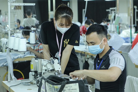 Công nhân sản xuất trong một nhà máy chuyên hàng may mặc xuất khẩu tại Hà Nội - Ảnh: THU HƯƠNG Công nhân sản xuất trong một nhà máy chuyên hàng may mặc xuất khẩu tại Hà Nội - Ảnh: THU HƯƠNG