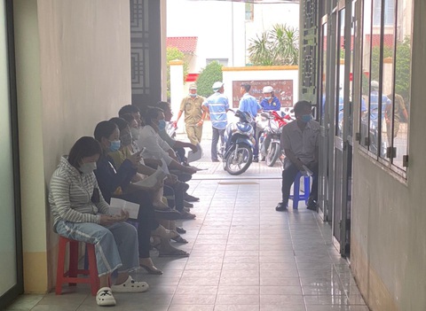 Sở Giao thông Cần Thơ yêu cầu đổi giấy phép lái xe khi thật sự cần thiết - Ảnh 1. Người dân ngồi chờ làm thủ tục đổi giấy phép lái xe tại Sở Giao thông vận tải TP Cần Thơ - Ảnh: M.C