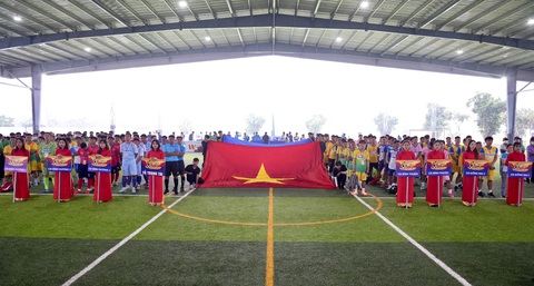 Khai mạc Giải bóng đá công nhân toàn quốc khu vực Đông Nam Bộ - Ảnh 1. Các đội bóng tham dự lễ khai mạc Giải bóng đá công nhân toàn quốc khu vực Đông Nam Bộ - Ảnh: HỮU HẠNH
