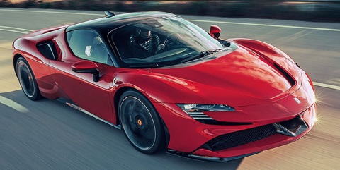 Xe Ferrari triệu USD vận hành trong tình trạng '3 bánh' mà người lái không hề biết - Ảnh 1. Ferrari SF90 Stradale là siêu xe hybrid phổ thông đầu tiên của thương hiệu Ý (LaFerrari trước đây là xe giới hạn) và mở đầu cho công nghệ điện hóa xuất hiện rộng rãi hơn trong đội hình hãng - Ảnh: Road and Track