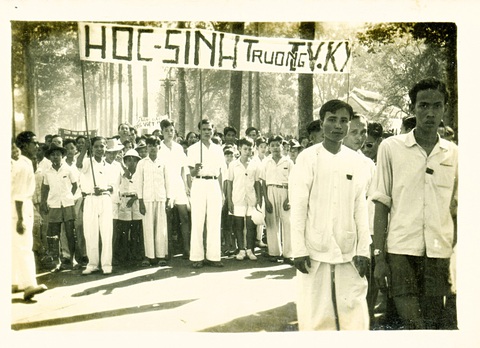 Chuyện chưa kể sau những tấm ảnh đặc biệt - Kỳ 10: "Đám tang trò Ơn" và những ống kính khuyết danh - Ảnh 1. Học sinh Trường Petrus Ký (nay là Lê Hồng Phong, TP.HCM) tuần hành vĩnh biệt học sinh Trần Văn Ơn