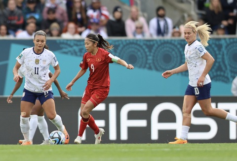 Các cầu thủ nữ Việt Nam dự World Cup 2023 đã nhận 30.000 USD - Ảnh 1. Huỳnh Như (9) và đội tuyển nữ Việt Nam trong trận gặp Mỹ ở World Cup nữ 2023 - Ảnh: VFF