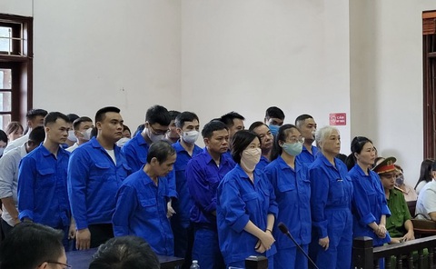 Tạm dừng phiên xử anh em ‘đại gia’ lan đột biến trong vụ khai thác than lậu - Ảnh 1. Các bị cáo tại tòa - Ảnh: ANH PHÚ