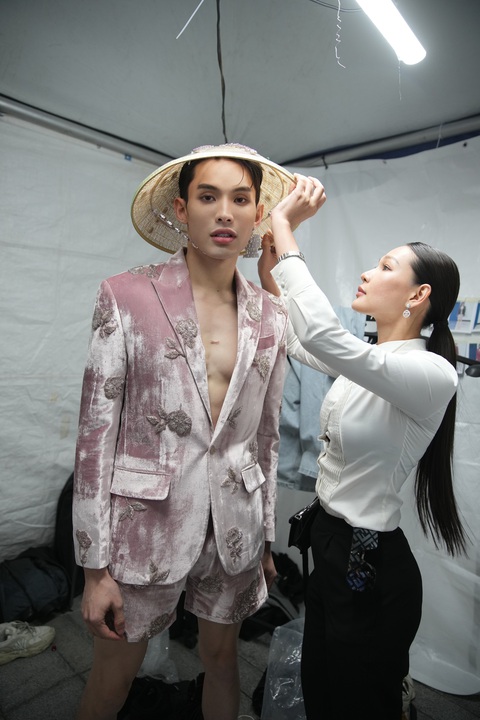 Diệp Linh Châu tham gia Gangnam Fashion Festa 2023 với vai trò giám đốc sáng tạo - Ảnh 4. Diệp Linh Châu chăm chút cho người mẫu trong hậu trường