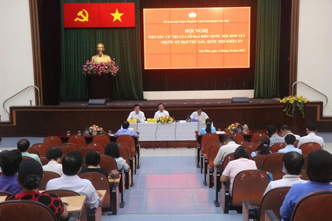 Quận Tân Phú trả lời cử tri về việc cấp sổ đỏ lần đầu - Ảnh 2. Toàn cảnh buổi tiếp xúc sáng 13-10 - Ảnh: CẨM NƯƠNG