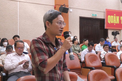 Quận Tân Phú trả lời cử tri về việc cấp sổ đỏ lần đầu - Ảnh 1. Cử tri Đinh Thái Hoàng Sang (phường Phú Thọ Hòa) nêu ý kiến tại buổi tiếp xúc - Ảnh: CẨM NƯƠNG