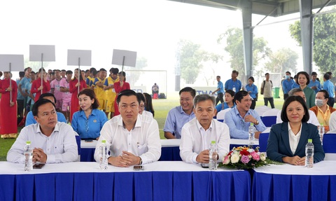 Khai mạc Giải bóng đá công nhân toàn quốc khu vực Đông Nam Bộ - Ảnh 3. Lãnh đạo UBND tỉnh Bình Dương, Sở Thông tin và Truyền thông, Sở Văn hóa - Thể thao và Du lịch... tham dự lễ khai mạc giải sáng 13-10 - Ảnh: HỮU HẠNH