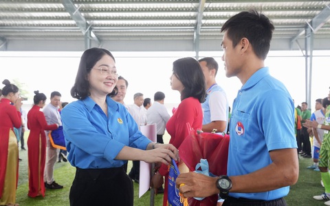 Tưng bừng khởi tranh Giải vô địch bóng đá công nhân toàn quốc 2023 khu vực Đông Nam Bộ - Ảnh 5. Bà Nguyễn Kim Loan - chủ tịch Liên đoàn Lao động tỉnh Bình Dương - tặng hoa cho trọng tài trước giờ khởi tranh - Ảnh: HỮU HẠNH