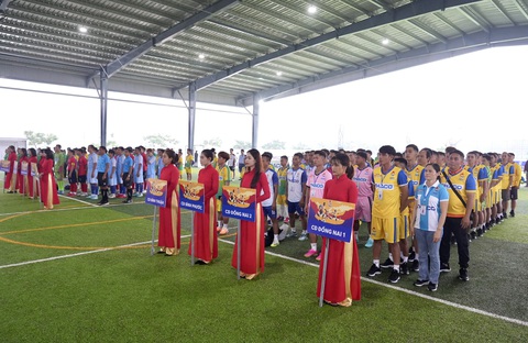 Tưng bừng khởi tranh Giải vô địch bóng đá công nhân toàn quốc 2023 khu vực Đông Nam Bộ - Ảnh 7. Các đội bóng khu vực Đông Nam Bộ dự lễ khai mạc giải - Ảnh: HỮU HẠNH