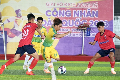 Khai mạc Giải bóng đá công nhân toàn quốc khu vực Đông Nam Bộ - Ảnh 7. Các đội bóng bước vào tranh tài ngay sau lễ khai mạc vòng loại Đông Nam Bộ tại Bình Dương sáng 13-10 - Ảnh: HỮU HẠNH