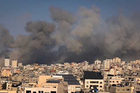 Khói bốc lên ở thành phố Gaza do các cuộc không kích của Israel, ngày 12-10 - Ảnh: AFP Khói bốc lên ở thành phố Gaza do các cuộc không kích của Israel, ngày 12-10 - Ảnh: AFP