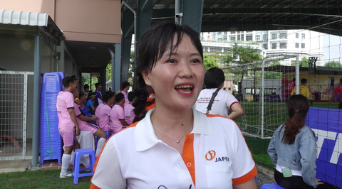 'Ngọn lửa’ ngoài sân đấu Giải bóng đá công nhân toàn quốc khu vực Bình Dương - Ảnh 3. Kim Phượng chia sẻ mình xuất phát ở Bình Thuận lúc 3h sáng để kịp đến sân cổ vũ giải đấu - Ảnh: HẢI TRIỀU