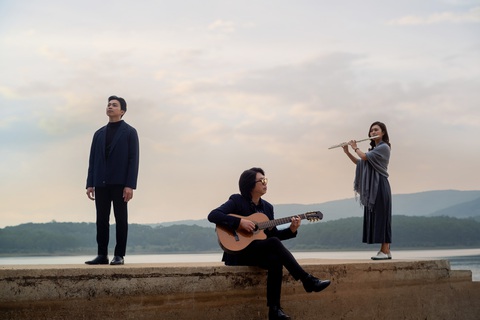 Lân Nhã và hành trình 10 năm nhạc Trịnh trong album NHIÊN - Ảnh 3. Toàn bộ album NHIÊN được Lân Nhã thu live trên tiếng guitar bay bổng của nghệ sĩ Dũng dAlAt, tiếng sáo flute réo rắt, trữ tình của nghệ sĩ Hoàng Yến cùng nhạc sĩ Thanh Tâm