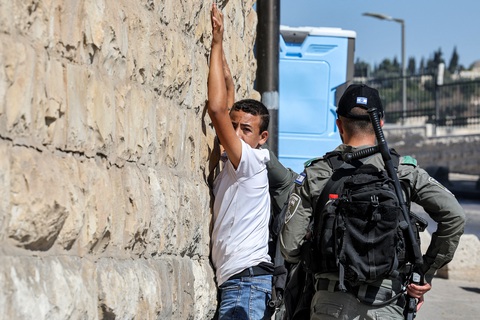 Binh sĩ Israel lục soát người thanh niên Palestine ở cổng Sư Tử, khu vực thành cổ Jerusalem, ngày 13-10 - Ảnh: AFP Binh sĩ Israel lục soát người thanh niên Palestine ở cổng Sư Tử, khu vực thành cổ Jerusalem, ngày 13-10 - Ảnh: AFP