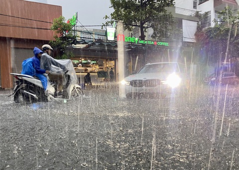 Đô thị ven biển thấy mưa lớn mà giật mình - Ảnh 1. Mưa trắng trời ngay buổi trưa 13-10 tại Đà Nẵng gợi lại ký ức trận mưa lịch sử cách đây đúng 1 năm