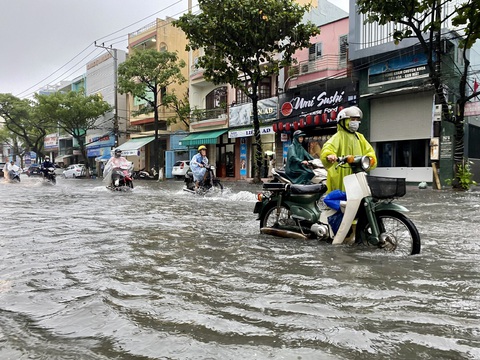 Đô thị ven biển thấy mưa lớn mà giật mình - Ảnh 2. Đường Đống Đa có nhiều điểm ngập từ 20-50cm khiến xe cộ chết máy