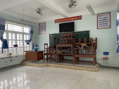 Mưa lớn trắng trời ở miền Trung, hàng nghìn học sinh nghỉ học - Ảnh 2. Giáo viên kê dọn bàn ghế, dụng cụ học tập lên cao tại Trường TH & THCS Hải Hòa, ngày 12-10 - Ảnh: QUANG HÀ