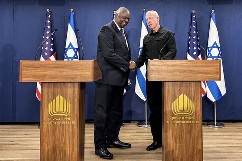 Bộ trưởng Bộ Quốc phòng Mỹ Lloyd Austin và người đồng cấp phía Israel Yoav Gallant bắt tay sau cuộc họp báo chung ngày 13-10 - Ảnh: AFP Bộ trưởng Bộ Quốc phòng Mỹ Lloyd Austin và người đồng cấp phía Israel Yoav Gallant bắt tay sau cuộc họp báo chung ngày 13-10 - Ảnh: AFP