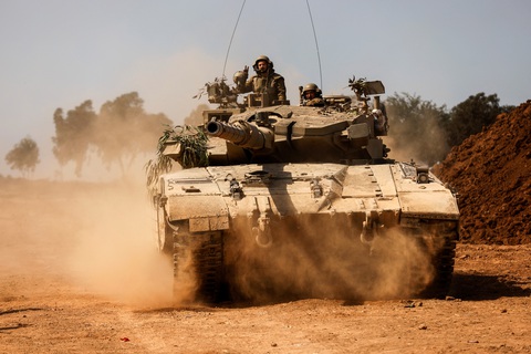 Xe tăng Israel tiến vào vị trí gần ranh giới giữa nước này và Dải Gaza ngày 13-10 - Ảnh: REUTERS Xe tăng Israel tiến vào vị trí gần ranh giới giữa nước này và Dải Gaza ngày 13-10 - Ảnh: REUTERS