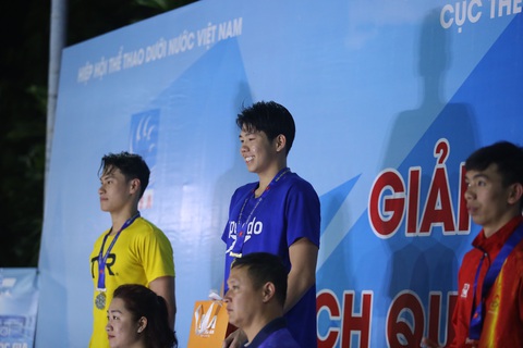 Em trai Ánh Viên bất ngờ đánh bại Huy Hoàng ở Giải vô địch quốc gia - Ảnh 3. Quang Thuấn (áo xanh) với tấm huy chương vàng nội dung 200m bướm - Ảnh: ĐỨC KHUÊ