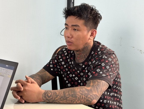 Khởi tố nghi phạm cầm vật nhọn đâm vào bụng nữ sinh đe dọa cướp tài sản - Ảnh 1. Nguyễn Trọng Tâm tại cơ quan công an - Ảnh: C.A.
