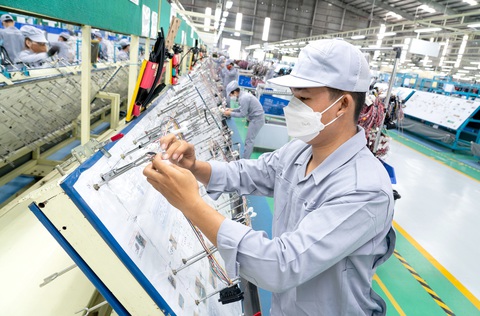 Nâng tầm doanh nhân Việt - Ảnh 1. Công nhân lắp ráp dây điện cho dòng xe Kia Seltos ở Công ty THACO, Chu Lai, Quảng Nam - Ảnh: HỮU HẠNH