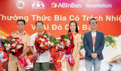 AB InBev phối hợp nâng cao văn hóa thưởng thức bia cho hàng ngàn nhân viên - Ảnh 1. Chương trình nâng cao văn hóa thưởng thức bia có trách nhiệm với sự phối hợp của Ban An toàn Giao thông, Công ty TNHH AB InBev cùng nhãn hàng Budweiser đã thành công tuyên truyền cho hơn 4.000 nhân viên tỉnh Hòa Bình