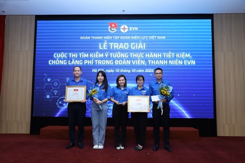 Tập đoàn điện lực tìm kiếm ý tưởng tiết kiệm, chống lãng phí - Ảnh 1. Nhóm tác giả của tuổi trẻ EVNNPT đoạt giải chụp ảnh tại buổi lễ